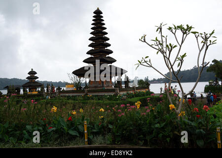 Touriste en visite Temple d'Ulun Danu, Bali, Indonésie Banque D'Images