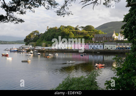 Bateaux dans le port de Portree Portree, Quay, île de Skye Skye Hall de rassemblement au-dessus des quais, les cottages Église libre d'Écosse Banque D'Images