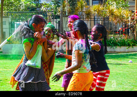 Groupe de jeunes filles jouant avec des couleurs en poudre et d'eau durant le printemps fête hindoue Holi aussi connu comme un festival de couleurs Banque D'Images