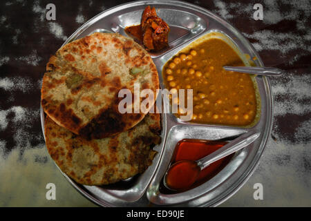 Pains chapati indiens servis avec dal makhani (kali dal) dans un restaurant de Varanasi, Uttar Pradesh, Inde. Banque D'Images