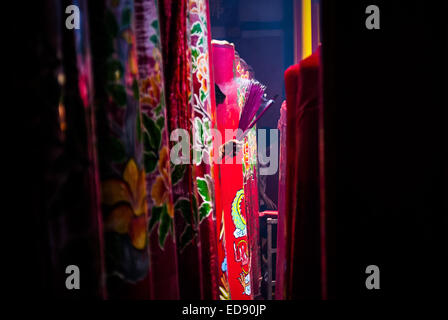Femme passant par des bougies lors de célébration du Nouvel An chinois au temple historique de Jin Yuan, Jakarta. Reynold © Sumayku Banque D'Images