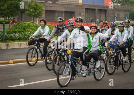 Le président indonésien Susilo Bambang Yudhoyono et la première dame Ani Yudhoyono à vélo sur la rue Thamrin à Jakarta après une cérémonie. Banque D'Images