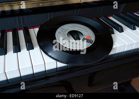Illustration - Un disque avec 'Spiel mir das Lied vom Tod' d'Ariola est assis sur un piano en Allemagne, le 19 octobre 2013. Fotoarchiv für Zeitgeschichte ATTENTION AUCUN MODÈLE DE SERVICE DE FIL N'A ÉTÉ PUBLIÉ Banque D'Images