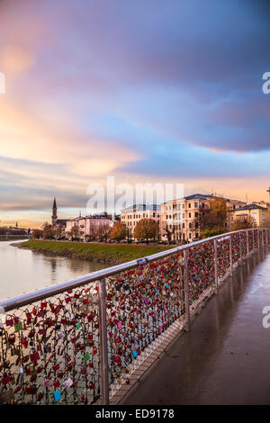 Cadenas d'amour sur un pont sur le fleuve Salzach, Salzbourg, Autriche Banque D'Images
