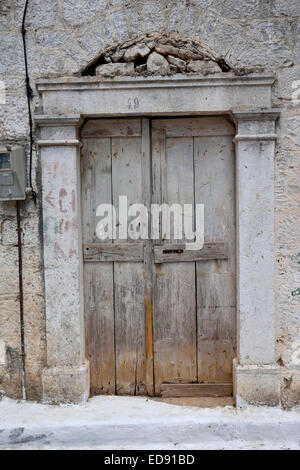 Vieille porte en bois non peint, dans le village de Pyrgi, l'île de Chios, Grèce Banque D'Images