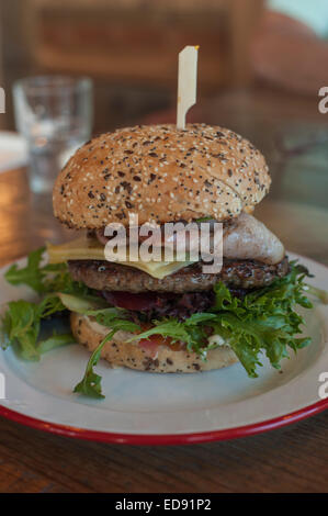 Hamburger australien avec 'le lot' (laitue, tomate, oignon, fromage, bacon, œuf frit, et betteraves) servi sur un petit pain ensemencée. Banque D'Images