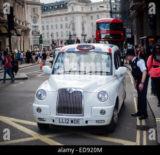 Policier parlant à Londres taxi driver sur Shaftesbury Avenue, près de Picadilly Circus, Londres Banque D'Images