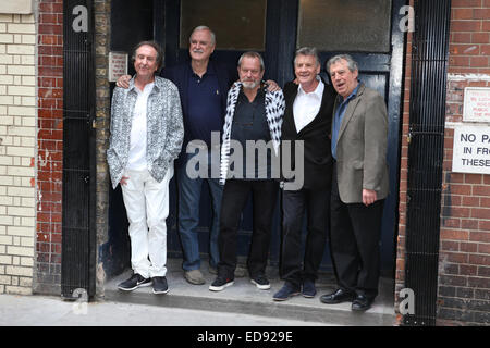 Monty Python photocall au London Palladium avec : Eric Idle, John Cleese, Terry Gilliam, Michael Palin, Terry Jones Où : London, Royaume-Uni Quand : 30 Juin 2014 Banque D'Images