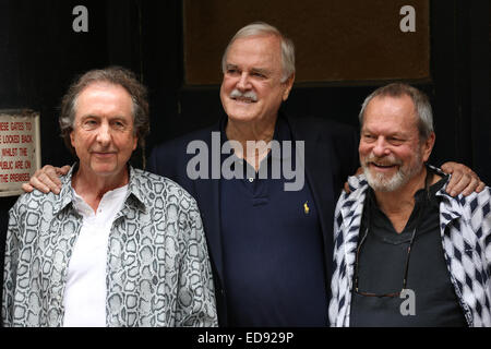 Monty Python photocall au London Palladium avec : Eric Idle, John Cleese, Terry Gilliam Où : London, Royaume-Uni Quand : 30 Juin 2014 Banque D'Images