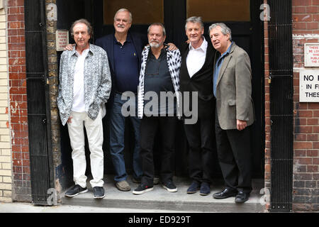 Monty Python photocall au London Palladium avec : Eric Idle, John Cleese, Terry Gilliam, Michael Palin, Terry Jones Où : London, Royaume-Uni Quand : 30 Juin 2014 Banque D'Images