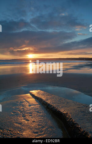 Lever du soleil sur la plage de St Francis Bay Bay - Yorkshire, Angleterre, Royaume-Uni Banque D'Images