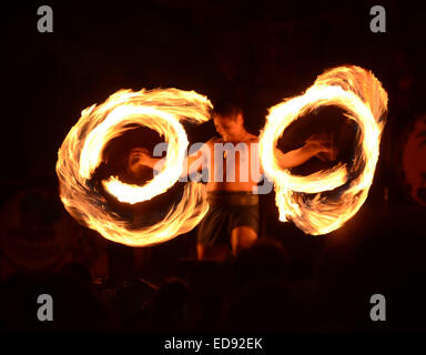 LAHAINA - 22 mars : danseuse polynésienne danse du feu au cours de l'extérieur, démontre les activités culturelles le 22 mars 2013 à Lahaina Banque D'Images