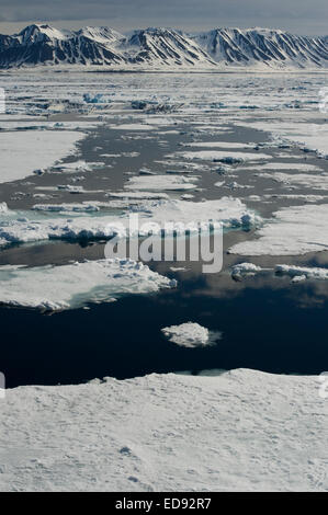 La glace de mer et montagnes de l'Arctique, Spitzberg Raudfjord sur l'archipel du Svalbard Banque D'Images