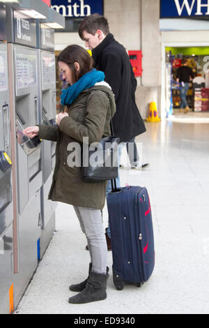 Londres, Royaume-Uni. 2e janvier 2015. L'achat de billets des passagers du libre service distributeur de billets à la gare de Waterloo. Augmentation des tarifs ferroviaires en Angleterre et au Pays de Galles entre en vigueur étant donné que les augmentations continuent de dépasser la croissance des salaires. Credit : amer ghazzal/Alamy Live News Banque D'Images