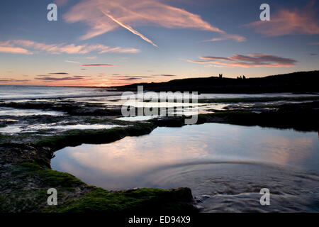 Des pierres à la mer. Une longue exposition au lever du soleil sur la côte de Northumberland Banque D'Images