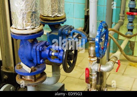 Libre de tuyaux et valves de robinet de chauffage dans une chaufferie Banque D'Images