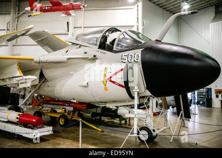 Grumman A-6 Intruder transporteur basé Naval fighter avion à l'USS Arizona Memorial Park à Mobile Banque D'Images