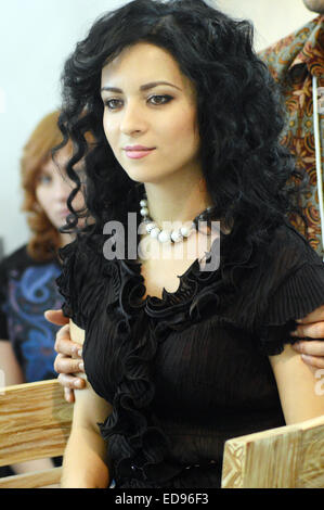 Belle jeune femme brune avec une nouvelle coiffure élégante Intercharm XII parfumerie et cosmétiques International Moscou Exposition Banque D'Images