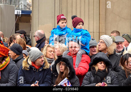 Londres, 1er janvier. Le défilé du Nouvel An de Piccadilly à la place du Parlement. Des enfants assis sur les épaules de leurs parents Banque D'Images