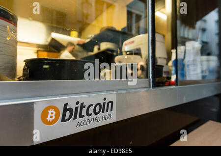 Zurich, Suisse. 09Th Jan, 2015. Bitcoin 'accepté' sticker en dessous de la fenêtre à emporter de 'Kafi Schoffel', un café-bar au centre-ville de Zurich qui accepte comme moyens de paiement Bitcoin et abrite un distributeur automatique de Bitcoin. Credit : thamerpic/Alamy Live News Banque D'Images