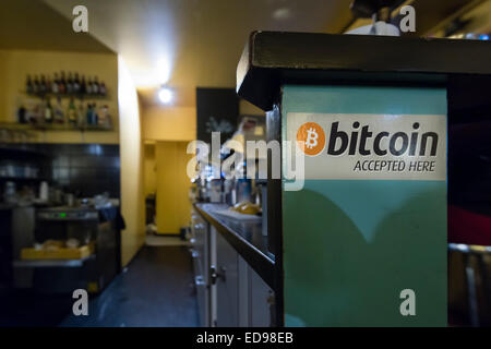 Zurich, Suisse. 09Th Jan, 2015. Bitcoin accepté 'ici' autocollant à l'intérieur 'Kafi Schoffel bar", un restaurant dans le centre-ville de Zurich qui accepte comme moyens de paiement Bitcoin et abrite un distributeur automatique de Bitcoin. Crédit : Erik Tham/Alamy Live News Banque D'Images