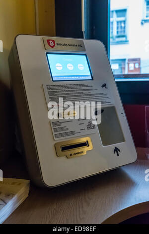 Zurich, Suisse. 09Th Jan, 2015. 'Intérieur ATM Bitcoin Kafi Schoffel', un café-bar au centre-ville de Zurich. La GAB qui est exploité par la société "Bitcoin Suisse AG' permet de transférer jusqu'à 250 EUR ou CHF (le paiement) à un compte de Bitcoin. Les clients peuvent également payer leur facture à l'aide de Bitcoins. Crédit : Erik Tham/Alamy Live News Banque D'Images