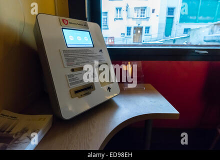 Zurich, Suisse. 09Th Jan, 2015. 'Intérieur ATM Bitcoin Kafi Schoffel', un café-bar au centre-ville de Zurich. La GAB qui est exploité par la société "Bitcoin Suisse AG' permet de transférer jusqu'à 250 EUR ou CHF (le paiement) à un compte de Bitcoin. Les clients peuvent également payer leur facture à l'aide de Bitcoins. Crédit : Erik Tham/Alamy Live News Banque D'Images