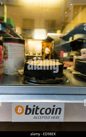 Zurich, Suisse. 09Th Jan, 2015. Bitcoin 'accepté' sticker en dessous de la fenêtre à emporter de 'Kafi Schoffel', un café-bar au centre-ville de Zurich qui accepte comme moyens de paiement Bitcoin et abrite un distributeur automatique de Bitcoin. Crédit : Erik Tham/Alamy Live News Banque D'Images