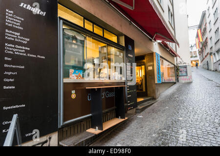 Zurich, Suisse. 09Th Jan, 2015. L'avant de la fenêtre 'Kafi Schoffel', un café-bar dans le centre-ville de Zurich qui accepte comme moyens de paiement Bitcoin et abrite un distributeur automatique de Bitcoin. pour transférer de l'argent à un compte de Bitcoin. Crédit : Erik Tham/Alamy Live News Banque D'Images