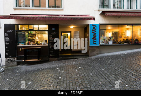 Zurich, Suisse. 09Th Jan, 2015. L'avant de la fenêtre 'Kafi Schoffel', un café-bar dans le centre-ville de Zurich qui accepte comme moyens de paiement Bitcoin et abrite un distributeur automatique de Bitcoin. pour transférer de l'argent à un compte de Bitcoin. Crédit : Erik Tham/Alamy Live News Banque D'Images