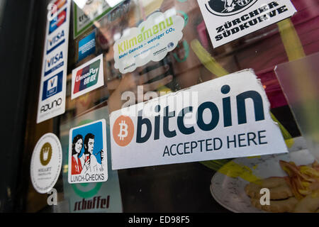 Zurich, Suisse. 09Th Jan, 2015. Bitcoin "accepté" dans la fenêtre de 'Kafi Schoffel', un café-bar dans le centre-ville de Zurich qui accepte comme moyens de paiement Bitcoin et abrite un distributeur automatique de Bitcoin. Crédit : Erik Tham/Alamy Live News Banque D'Images