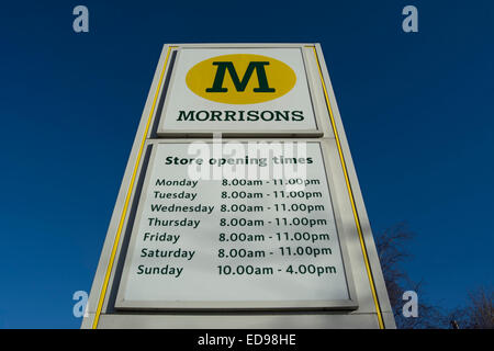 Pilier inscription avec nom et temps d'ouverture d'une succursale de supermarché Morrisons à Acton, Londres, Angleterre Banque D'Images