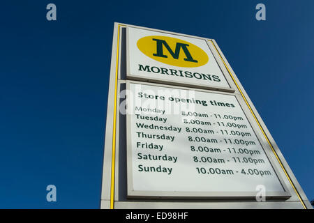 Pilier inscription avec nom et temps d'ouverture d'une succursale de supermarché Morrisons à Acton, Londres, Angleterre Banque D'Images