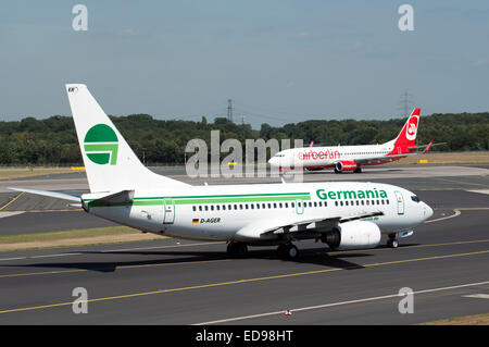 Germania & Air Berlin Boeing 737 avions de passagers, Düsseldorf, Allemagne. Banque D'Images