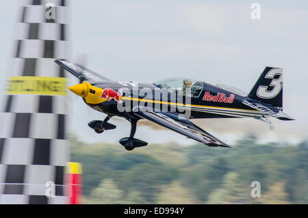 La Challenger Cup est une deuxième catégorie de compétition du championnat du monde Red Bull Air Race. Les pilotes pilotent des avions de stock. Finition concurrente Banque D'Images