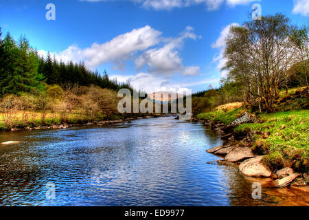 La rivière Orchy passant par Glen Orchy dans les highlands d'Ecosse. Banque D'Images