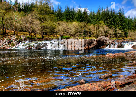 La rivière Orchy passant par Glen Orchy dans les highlands d'Ecosse. Banque D'Images