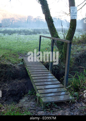 Passerelle en bois plus petite rivière, Cornwall, UK Banque D'Images