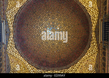 Séville Espagne : Vue de plafond orné de détails dans l'Alcazar Banque D'Images