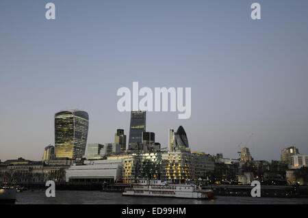 L'horizon de la ville moderne de Londres avec le talkie walkie, le cornichon, le Cheesegrater vue sur la rivière Thames Banque D'Images