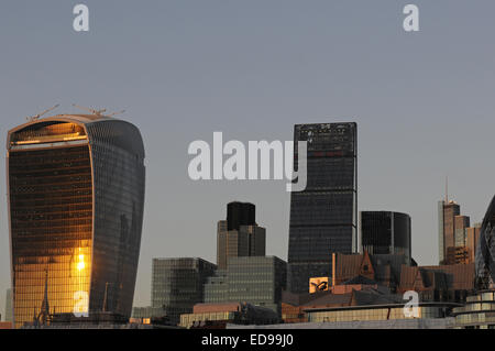 L'horizon de la ville moderne de Londres avec le bâtiment, le talkie walkie Cheesegrater au coucher du soleil Londres Angleterre Banque D'Images