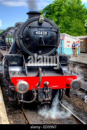 Le train à vapeur 45428 arrivant à Grosmont Gare sur la ligne de chemin de fer de North York Moors. Banque D'Images