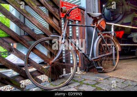 Un vieux vélo à l'extérieur de la gare de Grosmont ateliers dans le Yorkshire du Nord Banque D'Images