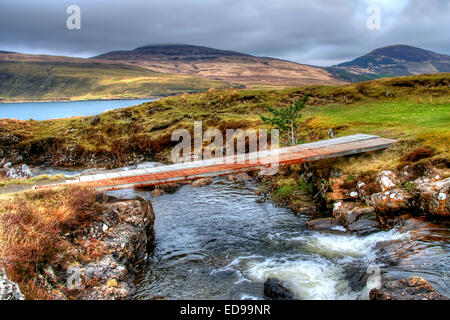 Une traversée d'un ruisseau à Glenbrittle de fortune sur l'île de Skye, en Ecosse. Banque D'Images