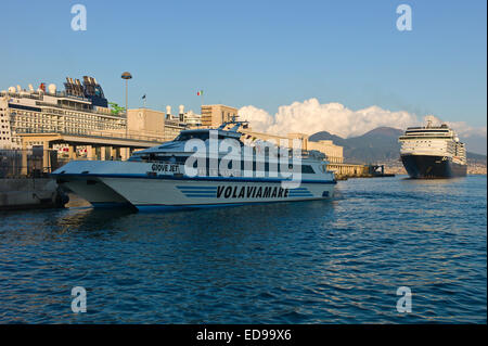 Transport de passagers et des navires de croisière 'MS Noordam' dans le port de Naples, avec le Vésuve en arrière. Naples, Campanie, Italie Banque D'Images