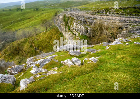 Malham Cove dans le Yorkshire Dales National Park, North Yorkshire. Banque D'Images