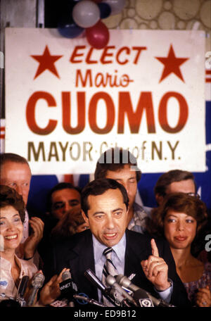 Fichier. 1er janvier 2015. L'ancien gouverneur de New York. MARIO CUOMO (15 juin 1932 - 1 janvier 2015) est mort aujourd'hui à 82. Mario Cuomo avait été hospitalisé récemment pour traiter une maladie de coeur. Il est décédé à la maison, peu avant 17 h, HE. Le démocrate a été gouverneur pendant trois mandats, de 1983 à 1995. Il a été marié à son épouse, Mathilde, pendant plus de six décennies. Ils ont eu cinq enfants, y compris les New York Gov. Andrew Cuomo, qui a prêté serment pour son deuxième mandat aujourd'hui. Photo - 1977 - New York, New York, États-Unis - campagnes Mario Cuomo pour maire. Image Globe Crédit : © Photos/ZUMAPRESS.com) Banque D'Images