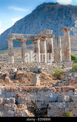 Temple d'Apollon à Corinthe antique, avec Acrocorinth en arrière-plan. Péloponnèse, Grèce Banque D'Images