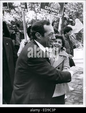 Fichier. 2 Jan, 2015. L'ancien gouverneur de New York. MARIO CUOMO (15 juin 1932 - 1 janvier 2015) est mort jeudi à 82 ans. Mario Cuomo avait été hospitalisé récemment pour traiter une maladie de coeur. Il est décédé à la maison, peu avant 17 h, HE. Le démocrate a été gouverneur pendant trois mandats, de 1983 à 1995. Il a été marié à son épouse, Mathilde, pendant plus de six décennies. Ils ont eu cinq enfants, y compris les New York Gov. Andrew Cuomo, qui a prêté serment pour son deuxième mandat aujourd'hui. Sur la photo : le 11 octobre 1982 - New York, New York, États-Unis - Le Lieutenant gouverneur Mario Cuomo, le candidat démocrate au poste de gouverneur, pendant t Banque D'Images