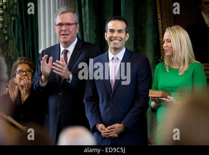 George P. Bush, Jeb et Columba parents (l), et son épouse Amanda (r) à Bush d'assermentation en tant que commissaire Texas Land Banque D'Images